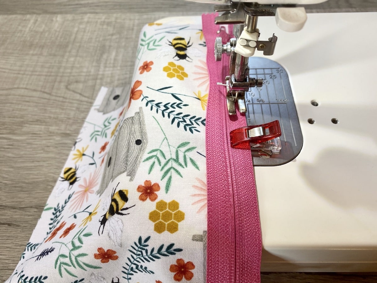 Easy Lined Zippered Pouch Tutorial Easy Things to Sew