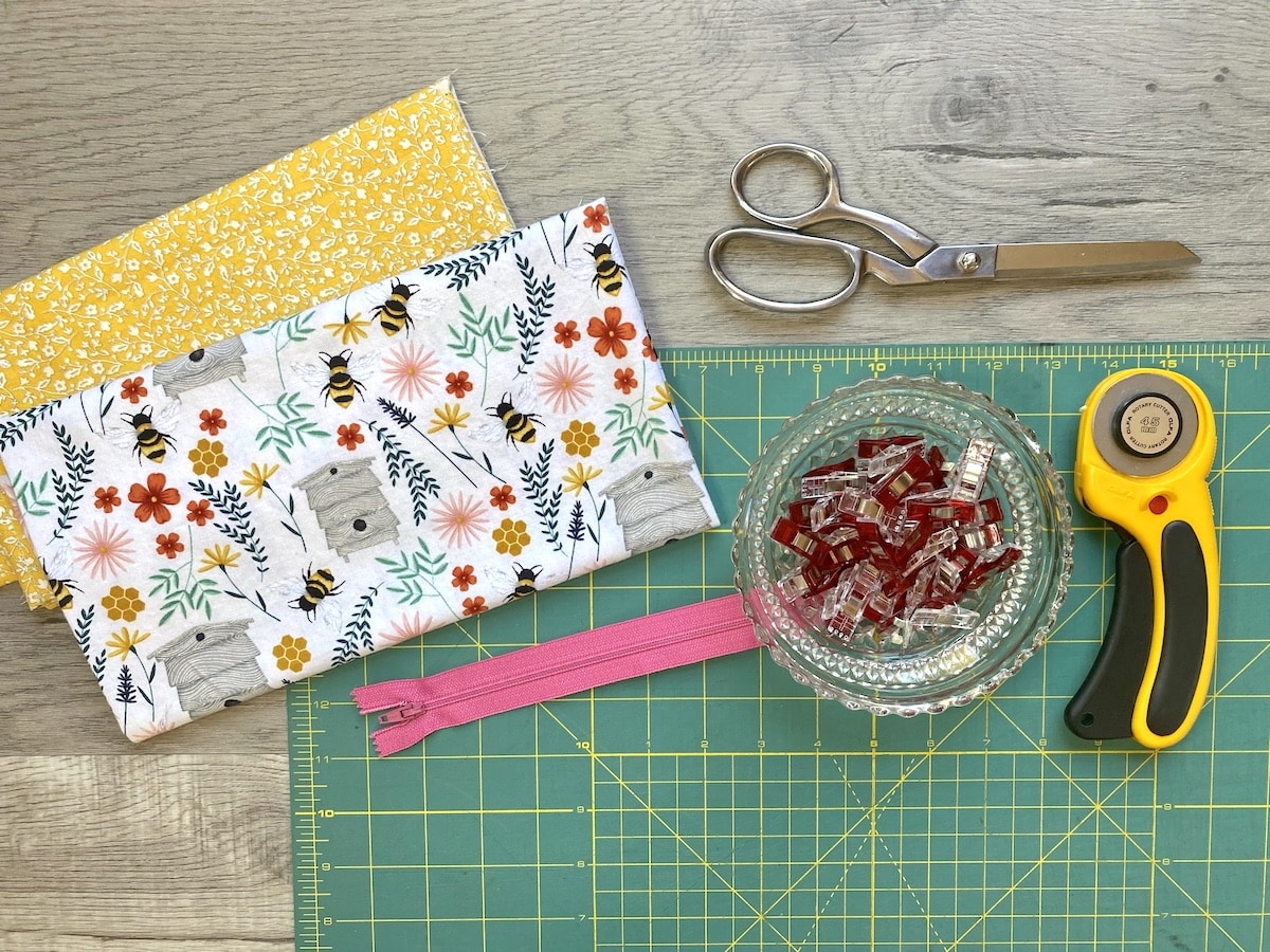 Easy Lined Zippered Pouch Tutorial - Easy Things to Sew