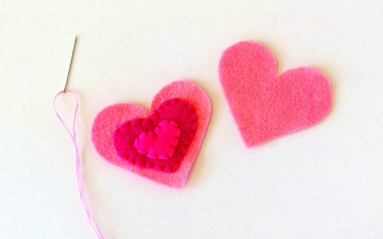 Felt Heart Corner Bookmark (Free Pattern) - Easy Things to Sew